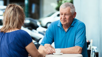 eine Frau und ein Mann beim Kaffeetrinken