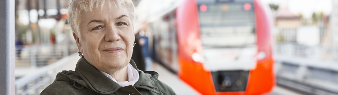 Frau am Bahnsteig während Zug einfährt