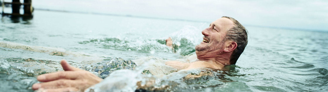 Mann beim Rückenschwimmen